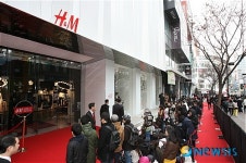 이랜드월드패션사업부명동눈스퀘어 | 패션 브랜드 H&M, 명동 '눈스퀘어에 첫 매장' 오픈