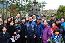 한방휴양관광지 찾은 사람들과 함께 사진한장!