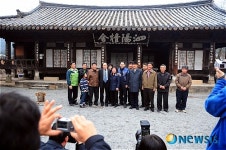 전통한옥 배경 기념사진 한장!