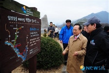 박경리 토지길 설명듣는 유인촌장관