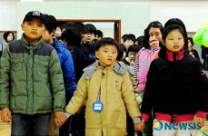 손에 손잡고 입장...