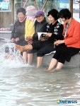 북면 온천 족욕체험장 찾은 관광객