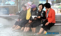 웃음꽃 핀 창원 북면 온천 족욕체험장