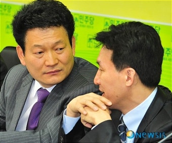 이야기 나누는 송영길, 김민석 최고위원
