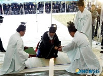 김태환 제주지사, 한라산신에 헌작