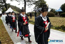 2010년 한라산신제, 제단 향하는 참가자들