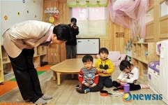 어린이들과 배꼽 인사하는 원희룡 의원
