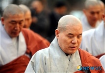 행지실 향하는 총무원장