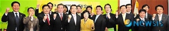 파이팅 외치는 민주당 신임 지역위원장 및 직무대행 임명자들