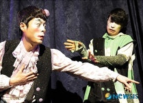 연극 환상동화의 화려한 무대