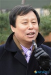 밝은 모습으로 이야기하는 도종환 시인