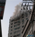 화재로 연기솟는 낙원아파트