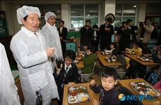 정세균 대표, 무상급식학교 방문