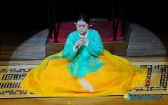 영산회상을 피리로 연주하는 최훈정