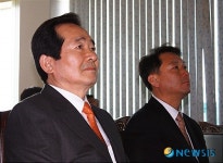 LNG 삼척기지 설명에 집중중인 정세균 대표