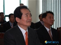 LNG 삼척기지사업 설명을 경청하는 정세균 대표