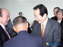 김대수 삼척시장과 인사하는 정세균 대표