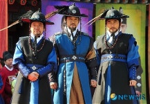 포즈 취하는 포도청 출연배우들