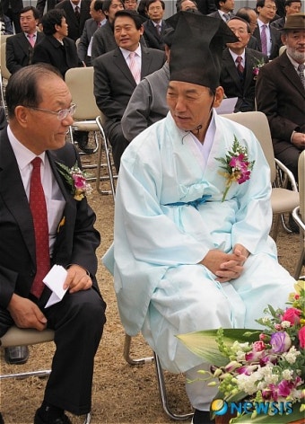 국회 의원동산 한옥기공식 참석한 황우여 의원과 박계동 사무총장
