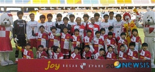 한국맥도날드-부산교육청-부산아이파크, 축구교실 협약식 후 기념촬영