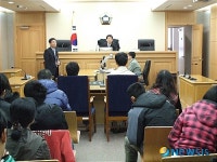 재판 과정 보고 있는 선혜학교 학생들