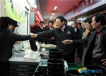 두부 사는 유인촌 장관 오늘은 전통시장 가는 날