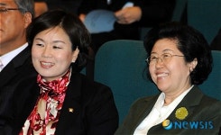 이야기나누는 이은재 의원과 김유정 의원