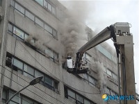 서초소방서, 잠원동 빌딩 6층서 화재  진화작업중