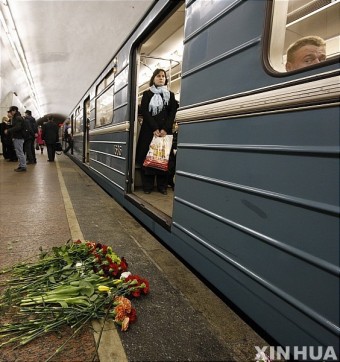 모스크바 지하철 테러현장에 등장한 조화