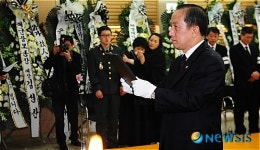 보국훈장 광복장 추서하는 김태영 국방부장관