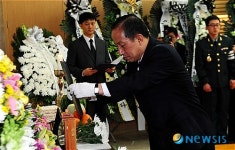 김태영 국방부장관, 고 한 준위에 보국훈장 광복장 추서