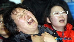 [천안함]동해1함대 해군 가족들 '남의 일 같지 않아, 울고 또 울어'