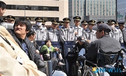 광화문광장 진입 막는 경찰병력