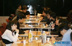수출상담회에 참석한 전문무역상사