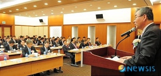 개회사하는 정경원 정보통신산업진흥원장