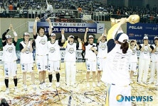 2009-2010 통합우승 차지한 안산 신한은행