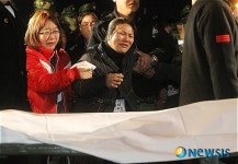 故 김태석 상사 유해앞에서 오열하는 유족들