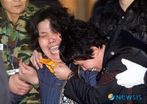 오열하는 故 서대호 하사의 유족들
