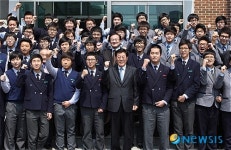 이귀남 법무부 장관, 41년만에 찾은 모교