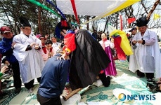 작두위로 올라가는 김금선 무녀