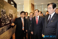 50년전 사진 둘러보는 이기택 전의원과 이기수 총장