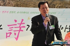 시 낭송하는 도종환 시인