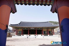 90년 만에 옛 모습 그대로 복원된 밀양관아