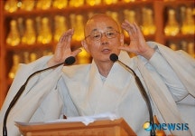 강한 어조로 발언하는 명진스님