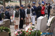 영국군 참전용사를 추모하고 있는 구로여상 학생들