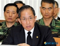 의원질의에 답변하는 김태영 국방장관