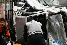 부상자를 구조중인 119대원들