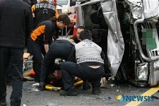 부상자를 구조중인 대원들