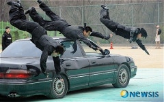 차 뛰어넘는 경찰특공대