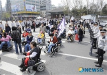 횡단보도 막은 경찰